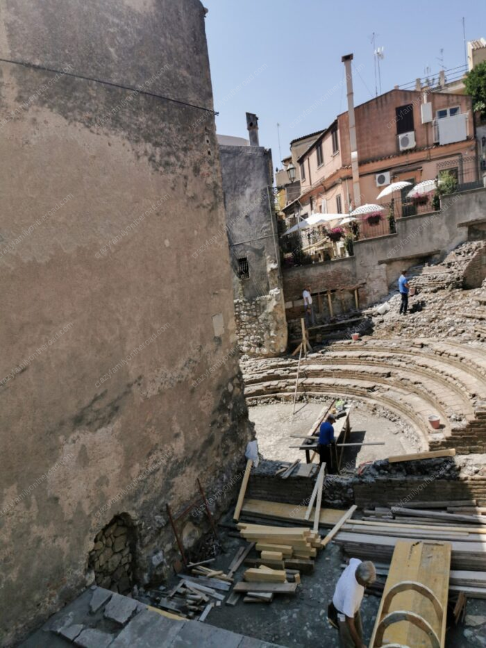 Rímsky Odeon je zastrčený a takmer prehliadnuteľný